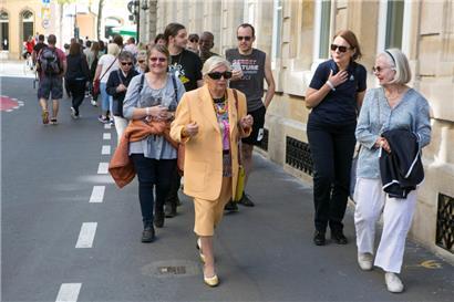 Durch die Teilnahme an einer Stadtführung zeigt man sich beim „Memory Walk“ mit von Demenz Betroffenen solidarisch
