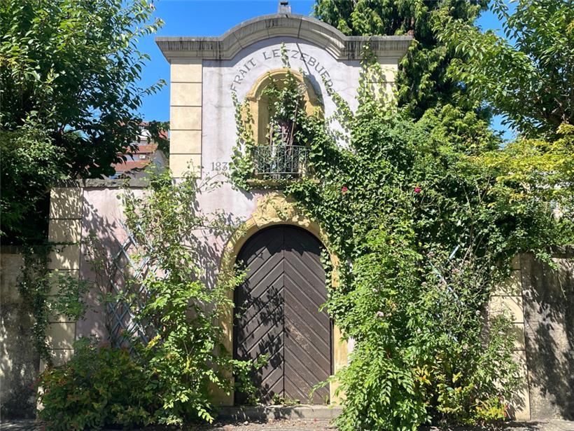 Durch diese Pforte an der zur Mosel hin gelegenen rue Robert Goebbels soll man i...