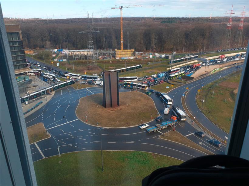 Durch ein auf den Schienen stehendes Auto sowie einen Bus wird die Tram blockier...