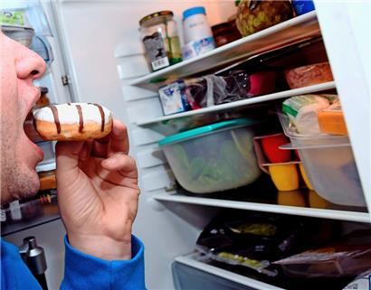 Durch ein gezieltes Einräumen der Lebensmittel in den Kühlschrank können sich vereinzelte Lebensmittel länger halten
