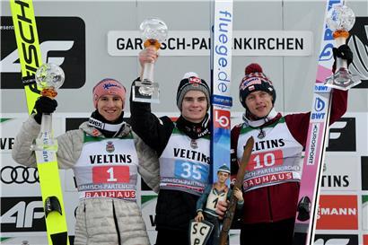 Durch einen weiteren zweiten Platz, diesmal hinter Überraschungssieger Marius Lindvik (M.), verkürzt Karl Geiger (l.) seinen Rückstand in der Gesamtwertung
