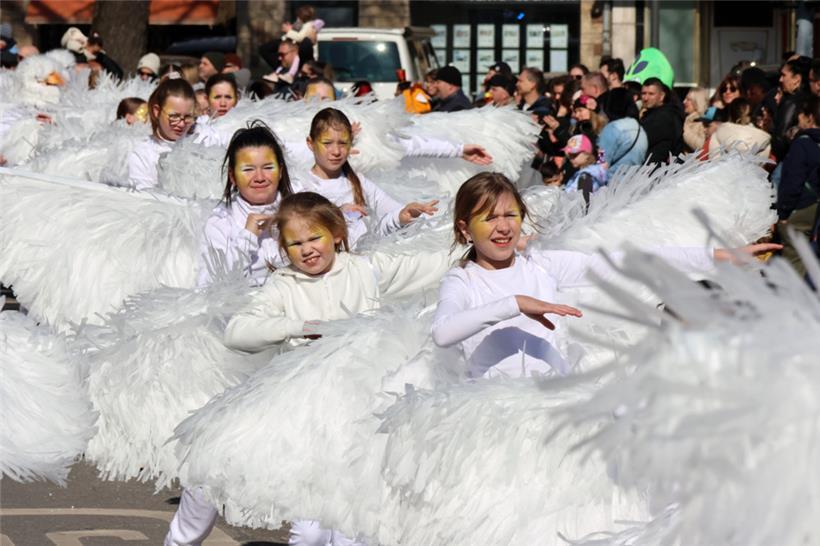 Durch ihre aufwendigen Federkostüme fielen diese Mädchen unter anderem bei der „...