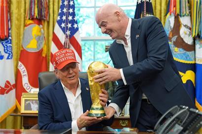 Gianni Infantino neben Donald Trump, Symbol für politische Einflussnahme im internationalen Fußballmanagement
