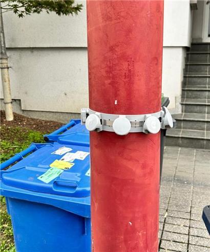 Durch spezielle Haken können die blauen Säcke in Bissen seit Neustem an Laternenpfosten befestigt werden
