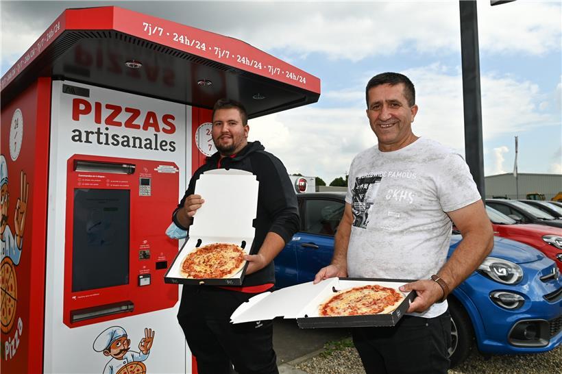 Durchschnittlich 120 Pizzen werden pro Tag am Automaten abgeholt: Auch Alabin Pejcinovic (l.) und Vater Asmir Pejcinovic sind Kunden
