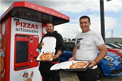 Durchschnittlich 120 Pizzen werden pro Tag am Automaten abgeholt: Auch Alabin Pejcinovic (l.) und Vater Asmir Pejcinovic sind Kunden
