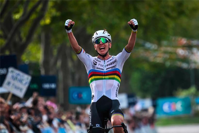 Durfte im Weltmeistertrikot seinen nächsten Titel bejubeln: Tadej Pogacar siegte bei der EM souverän
