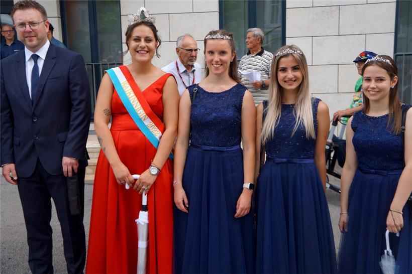 Durften nicht fehlen: Weinkönigin Zoé mit ihren Prinzessinnen
