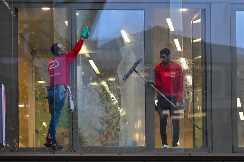Dussmann-Mitarbeiter bei der Arbeit