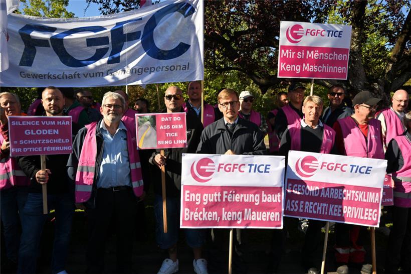Dutzende TICE-Mitarbeiter protestieren am Freitagvormittag gegen eine zunehmend restriktive Unternehmensführung
