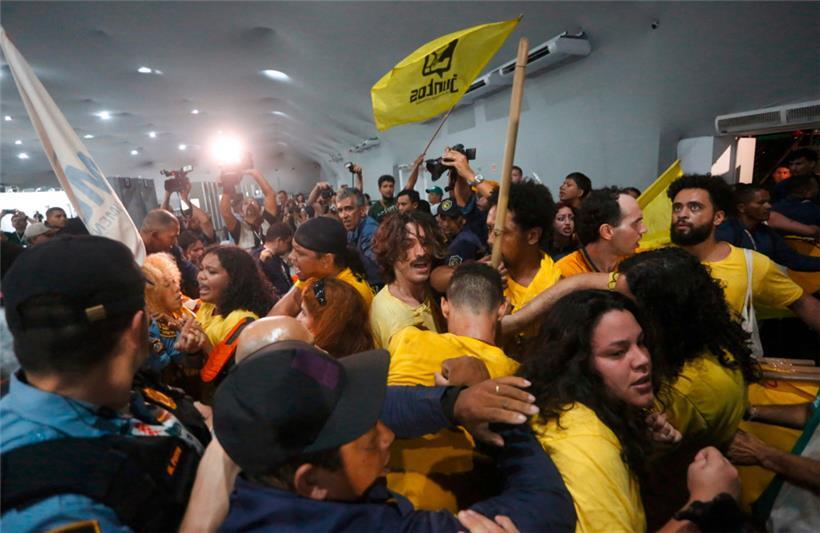 Dutzende indigene Demonstranten gerieten am Dienstag beim COP30-Gipfel in Belém mit Sicherheitskräften aneinander, als sie versuchten, das Gelände zu betreten
