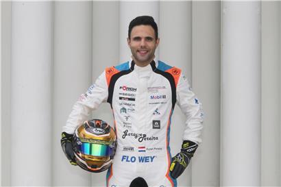 Dylan Pereira sitzt im Porsche Carrera Cup hinter dem Steuer von Förch Racing
