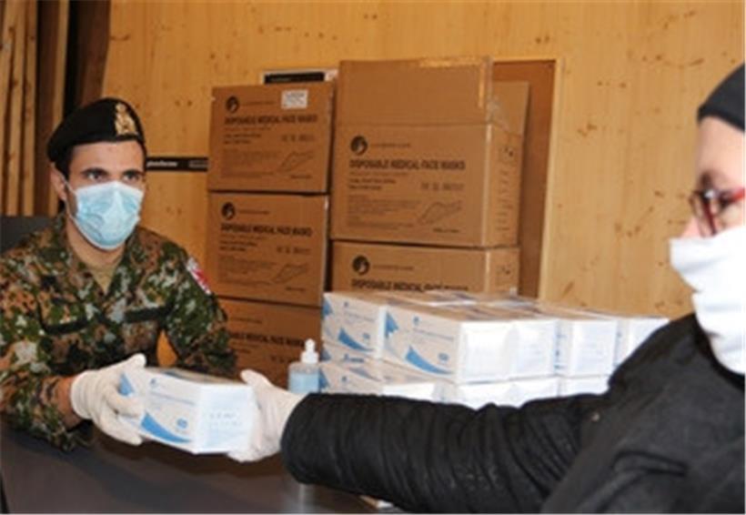 Dylan Pereira und Co. haben in dieser Woche täglich 1.000 Masken verteilt
