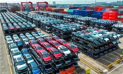 E-Autos stehen in einem chinesischen Hafen für den Transport nach Europa bereit
