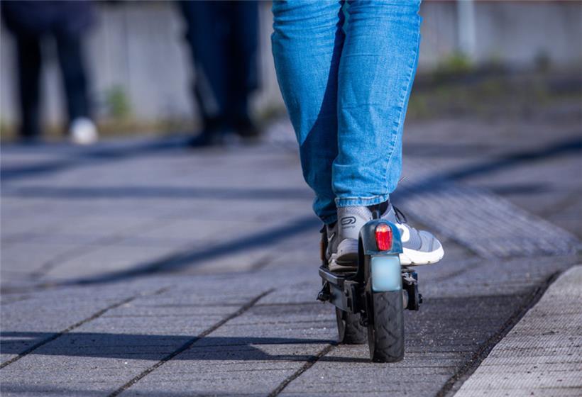 E-Scooter dürfen in Deutschland maximal 20 Stundenkilometer schnell fahren und nur auf Fahrradwegen oder Autofahrbahnen unterwegs sein
