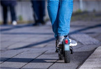 E-Scooter dürfen in Deutschland maximal 20 Stundenkilometer schnell fahren und nur auf Fahrradwegen oder Autofahrbahnen unterwegs sein
