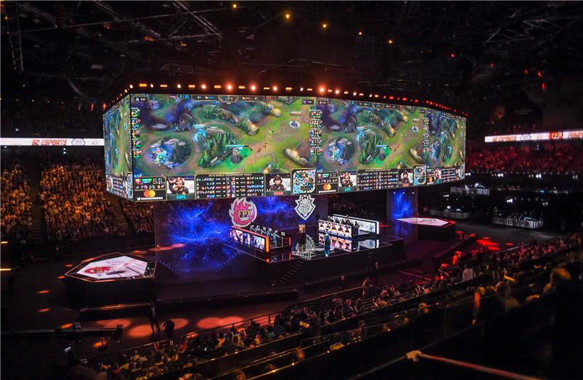 E-Sports füllen mittlerweile Hallen. Das Bild zeigt ein Spiel vor rund einem Jahr in Paris.
