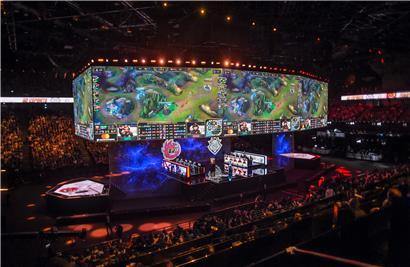 E-Sports füllen mittlerweile Hallen. Das Bild zeigt ein Spiel vor rund einem Jahr in Paris.
