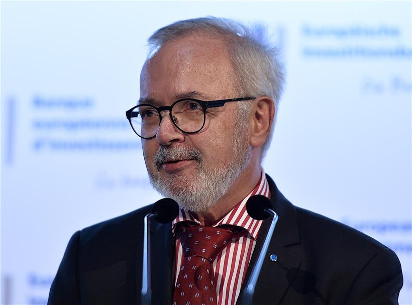 EIB-Präsident Werner Hoyer: „Als öffentliche Bank investieren wir dort, wo private sich nicht hinwagen“
