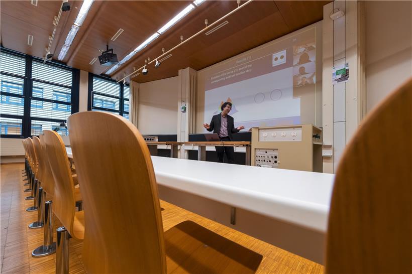 EPFL-Professor Jean-Philippe Thiran hält auf dem Campus der „Ecole polytechnique fédérale de Lausanne“ (EPFL) in der Schweiz eine Videokonferenz-Vorlesung für seine Studierenden vor den leeren Plätzen im Hörsaal

