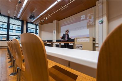 EPFL-Professor Jean-Philippe Thiran hält auf dem Campus der „Ecole polytechnique fédérale de Lausanne“ (EPFL) in der Schweiz eine Videokonferenz-Vorlesung für seine Studierenden vor den leeren Plätzen im Hörsaal
