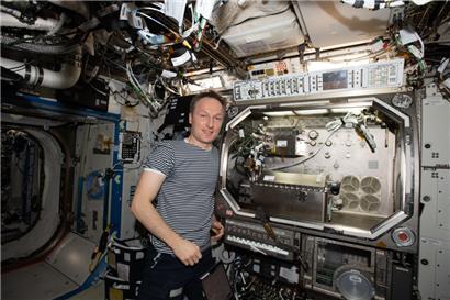 ESA-Astronaut Matthias Maurer steht am 10. April 2022 vor der Microgravity Science Glovebox, die sich im Labormodul U.S. Destiny der Internationalen Raumstation befindet. Nach knapp sechs Monaten im All kehrt der deutsche Esa-Astronaut in den kommenden Tagen zur Erde zurück, das genaue Datum war zunächst noch unklar. 
