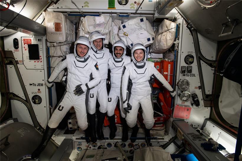ESA-Astronaut Matthias Maurer und die NASA-Astronauten Tom Marshburn, Raja Chari, und Kayla Barron von der SpaceX-Crew-3-Mission der NASA stehen in ihren Dragon-Raumanzügen bei einem Fittness-Check im sogenannten „Harmony Module“ an Bord der Internationalen Raumstation ISS
