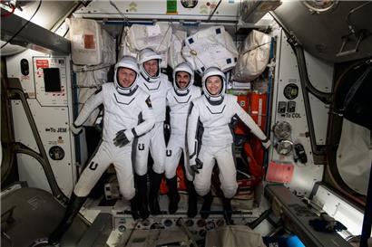 ESA-Astronaut Matthias Maurer und die NASA-Astronauten Tom Marshburn, Raja Chari, und Kayla Barron von der SpaceX-Crew-3-Mission der NASA stehen in ihren Dragon-Raumanzügen bei einem Fittness-Check im sogenannten „Harmony Module“ an Bord der Internationalen Raumstation ISS
