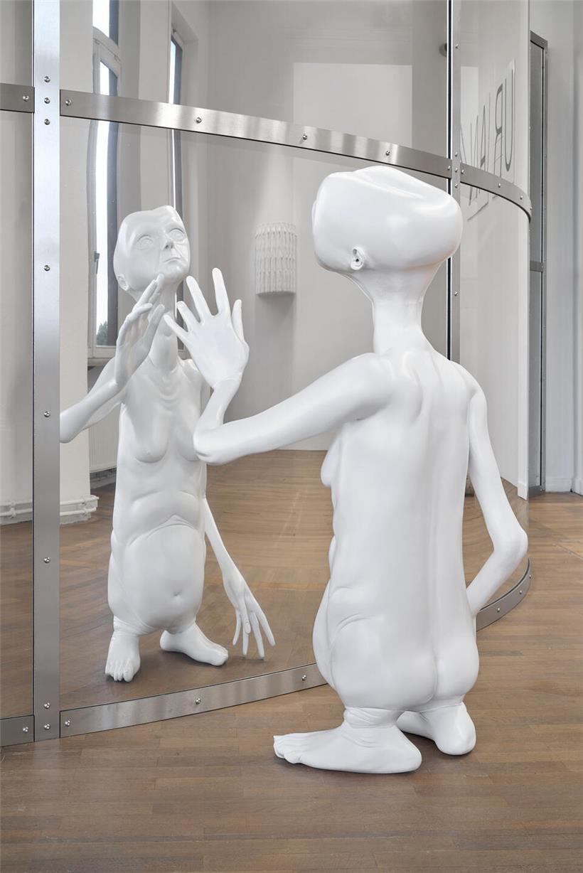 Skulptur E.T. The Excremential von Aline Bouvy aus Kunstmaterialien, modernes Kunstwerk mit einzigartigem Design