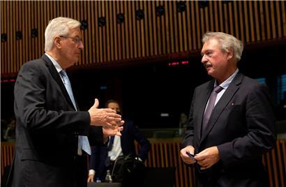 EU-Chefverhandler Michel Barnier (l.) im Gespräch mit Luxemburgs Außenminister Jean Asselborn gestern auf Kirchberg
