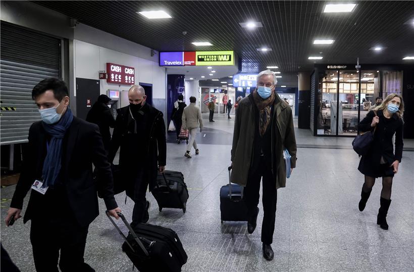 EU-Chefverhandler Michel Barnier und seine Mitarbeiter kommen nach einer Verhandlungsrunde in London am Brüsseler Bahnhof Midi an
