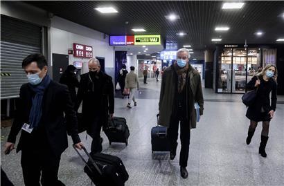 EU-Chefverhandler Michel Barnier und seine Mitarbeiter kommen nach einer Verhandlungsrunde in London am Brüsseler Bahnhof Midi an
