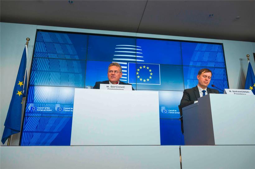 EU-Handelskommissar Maros Sefcovic (l.) und der polnische EU-Ratsvorsitzende Michal Baranowski sprachen nach der Ratstagung von einer großen Geschlossenheit der 27 angesichts des von Donald Trump ausgelösten Handelskonflikts
