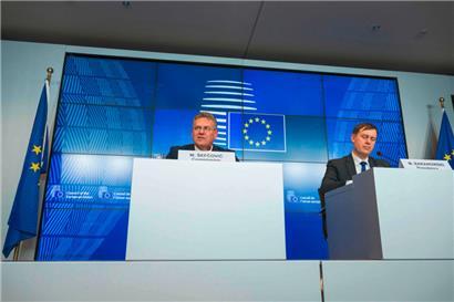 EU-Handelskommissar Maros Sefcovic (l.) und der polnische EU-Ratsvorsitzende Michal Baranowski sprachen nach der Ratstagung von einer großen Geschlossenheit der 27 angesichts des von Donald Trump ausgelösten Handelskonflikts
