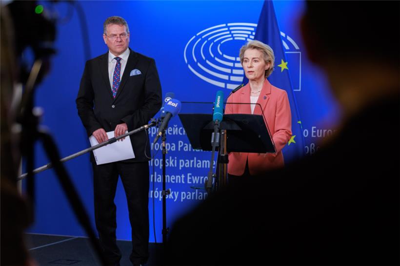 EU-Handelskommissar Maros Sefcovic und die EU-Kommissionspräsidentin Ursula von der Leyen verkündeten am Mittwochmorgen die europäischen Gegenmaßnahmen zu Trumps Zöllen auf europäischen Stahl und Aluminium
