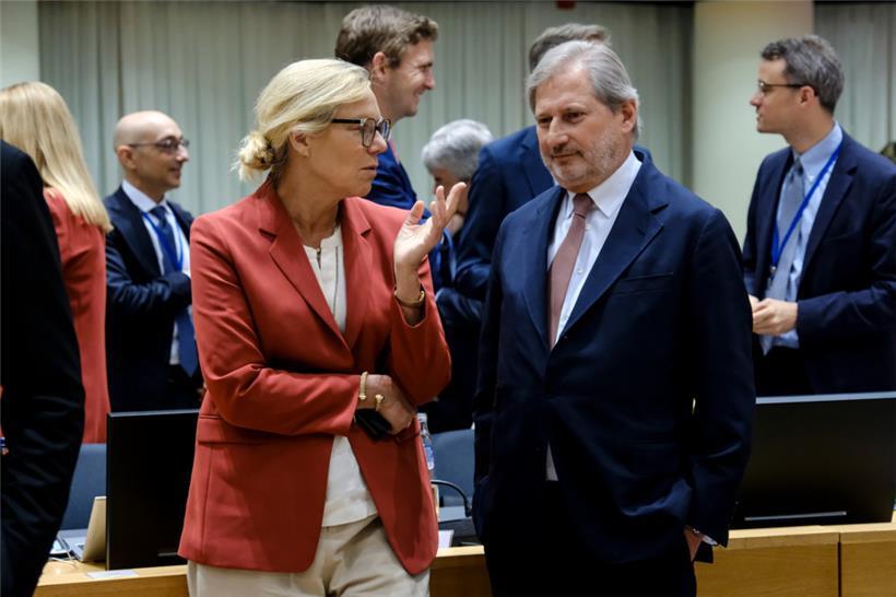 EU-Haushaltskommissar Johannes Hahn (r.) dürfte auch bei der niederländischen Finanzministerin Sigrid Kaag mit seinen Ansinnen nicht weiter gekommen sein
