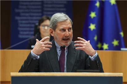 EU-Haushaltskommissar Johannes Hahn will sicherstellen, das die ersten Fälle, die mit dem Rechtsstaatsmechanismus angestrengt werden, erfolgreich sind
