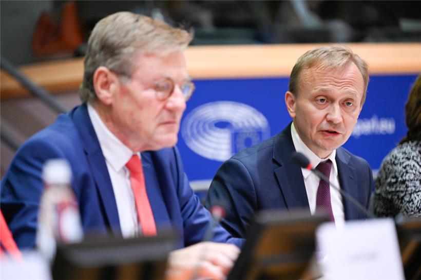 EU-Haushaltskommissar Piotr Serafin (r.), hier neben dem Vorsitzenden des EP-Haushaltsausschusses, Johan Van Overtveldt, gibt Erklärungen zum mehrjährigen EU-Haushaltsplan
