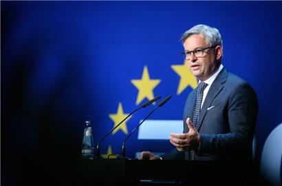 EU-Innenkommissar Magnus Brunner meint, mit den neuen Vorschlägen könnten Asylanträge „effizienter“ bearbeitet werden
