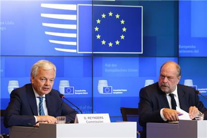 EU-Justizkommissar Didier Reynders (l.) und der französische Justizminister und EU-Ratsvorsitzende Éric Dupond-Moretti sind zuversichtlich, dass sich die 27 schnell auf die nötigen Modalitäten einigen werden, um eingefrorene russische Vermögenswerte beschlagnahmen zu können
