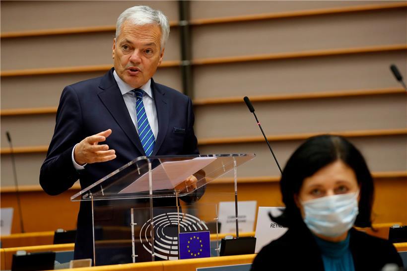 EU-Justizkommissar Didier Reynders (l.) und die für Werte und Transparenz zuständige EU-Kommissarin Vera Jourova beteiligten sich an der Debatte im EP über den EU-Mechanismus für Demokratie, Rechtsstaatlichkeit und Grundrechte
