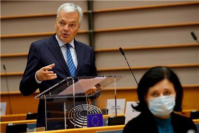 EU-Justizkommissar Didier Reynders (l.) und die für Werte und Transparenz zuständige EU-Kommissarin Vera Jourova beteiligten sich an der Debatte im EP über den EU-Mechanismus für Demokratie, Rechtsstaatlichkeit und Grundrechte
