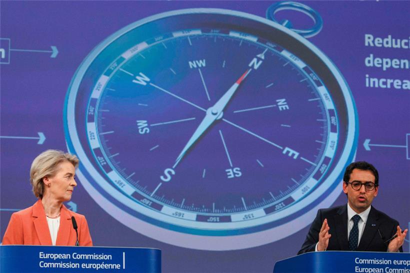 EU-Kommissionschefin Ursula von der Leyen und EU-Industriekommissar Stéphane Séjourné stellten die Pläne zur Wiederbelebung der europäischen Wirtschaft in Brüssel vor 
