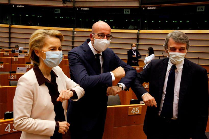 EU-Kommissionspräsidentin Ursula von der Leyen, EU-Ratspräsident Charles Michel und EP-Präsident David-Maria Sassoli vor der Parlamentssitzung
