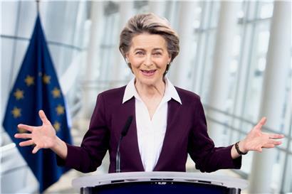 EU-Kommissionspräsidentin Ursula von der Leyen hat hinter verschlossenen Türen im EU-Parlament versucht, die Wogen der vergangenen Tage um die Impfstoffbeschaffung durch die EU zu glätten. Das Bild entstand zwar während einer Videokonferenz bei der Davos-Agenda im Rahmen des Weltwirtschaftsforums, dürfte aber für die Gelegenheit zutreffend sein.
