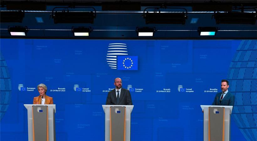 EU-Kommissionspräsidentin Ursula von der Leyen (l.) und Ratspräsident Charles Michel (M.) während einer Pressekonferenz nach dem Gipfeltreffen
