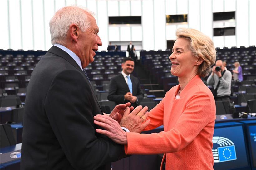 EU-Kommissionspräsidentin Ursula von der Leyen (r.) begrüßt den EU-Außenbeauftragten Josep Borrell am Dienstag im EP
