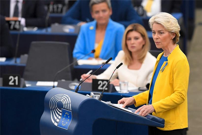 EU-Kommissionspräsidentin Ursula von der Leyen (r.) hatte die ukrainische Präsidentengattin Olena Selenska (2.v.r.) zu ihrer Rede ins Europäische Parlament eingeladen
