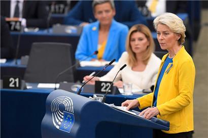 EU-Kommissionspräsidentin Ursula von der Leyen (r.) hatte die ukrainische Präsidentengattin Olena Selenska (2.v.r.) zu ihrer Rede ins Europäische Parlament eingeladen
