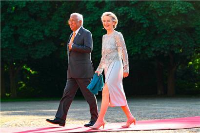 EU-Kommissionspräsidentin Ursula von der Leyen (r.) und EU-Ratspräsident António Costa schwingen sich von einem Gipfel zum nächsten: Nach dem Kanada-Gipfel Anfang der Woche und dem NATO-Gipfel in den beiden vergangenen Tagen folgen nun zwei Tage EU-Gipfel
